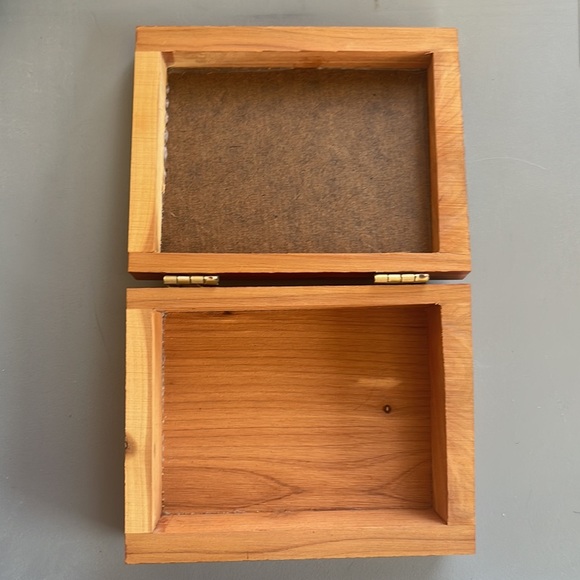 Vintage Unicorn wooden trinket box, from Las Vegas, Nevada - Picture 10 of 13